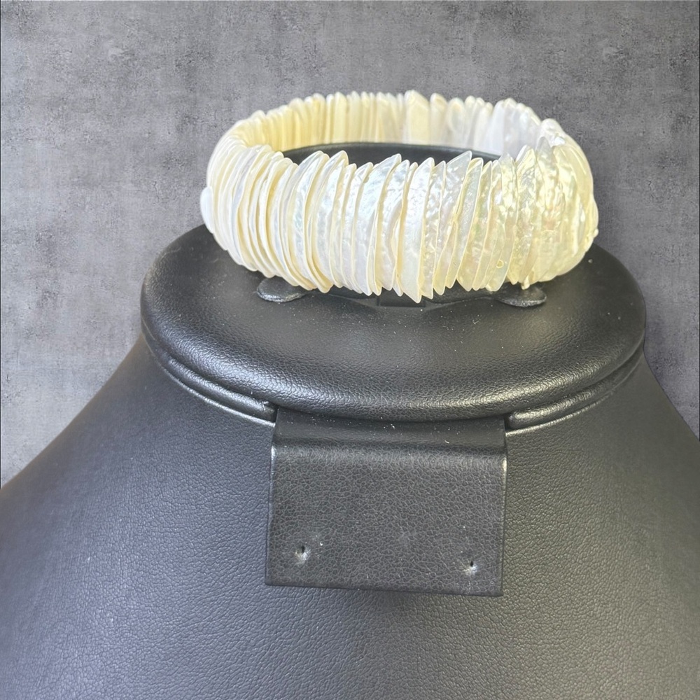 223. Vintage Mother of Pearl Shell Beaded Stretch Bracelet‎ White